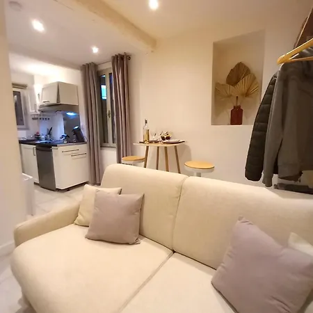 #1 # Place Charmante *